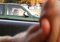 به نظر می رسد که سکسیگلشیفته پرچم خال کوبی از شدت لرزیدن راضی است